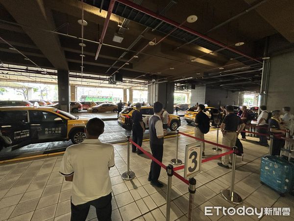 ▲▼作家「專業想」搭高鐵常遇違規攬客司機，仍堅持搭乘特約排班計程車。（圖／作家「專業想」臉書）