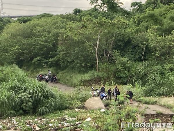 ▲台中市大肚圳抽水站旁今(11)日清晨有13名印尼籍移工受困沙洲 。（圖／記者游瓊華翻攝）