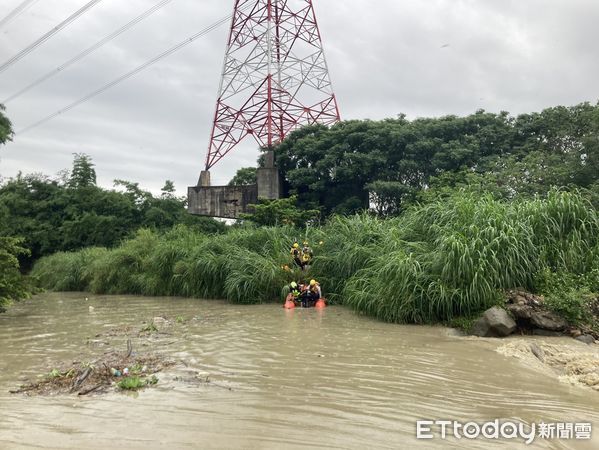 ▲台中市大肚圳抽水站旁今(11)日清晨有13名印尼籍移工受困沙洲 。（圖／記者游瓊華翻攝）