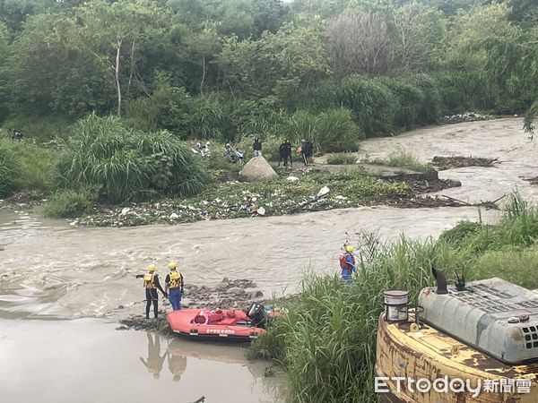 ▲台中市大肚圳抽水站旁今(11)日清晨有13名印尼籍移工受困沙洲 。（圖／記者游瓊華翻攝）