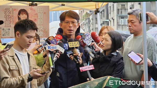 ▲▼民眾黨主席黃國昌出席母親節活動，到萬華雙和市場發康乃馨。（圖／記者呂佳賢攝）