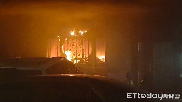 ▲▼火舌從一樓神明廳竄出，火勢延燒到3樓             。（圖／記者陳以昇翻攝）