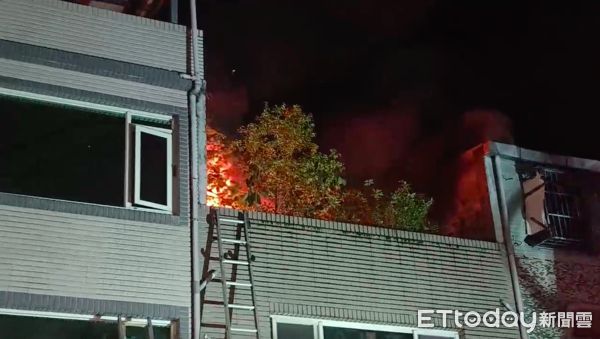 ▲▼火舌從一樓神明廳竄出，火勢延燒到3樓             。（圖／記者陳以昇翻攝）