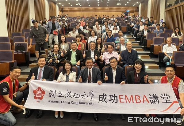 ▲佳世達集團董事長陳其宏受邀至成大EMBA分享「大艦隊策略」，吸引歷屆校友熱烈參與。（記者林東良翻攝，下同）