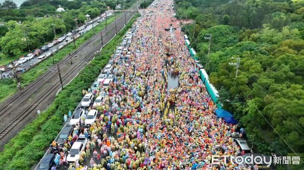 ▲白沙屯媽祖回鑾遇大雨，換轎處空拍人潮曝光。（圖／拱天宮文化組提供）