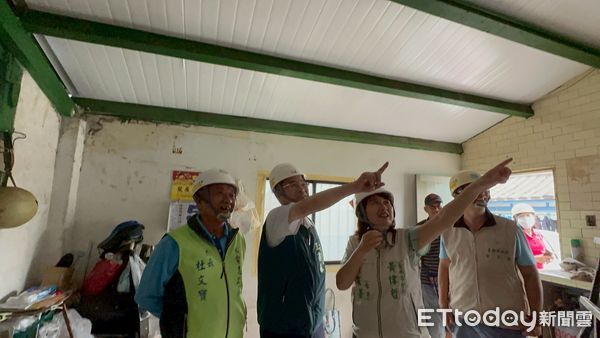 ▲市長夫人劉育菁母親節當日親赴後壁修繕現場，贈送火鶴花束與大西瓜慰勞志工與案家。（記者林東良翻攝，下同）