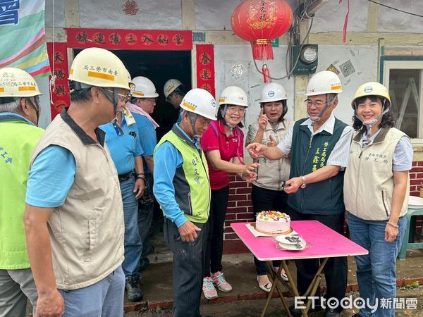 ▲市長夫人劉育菁母親節當日親赴後壁修繕現場，贈送火鶴花束與大西瓜慰勞志工與案家。（記者林東良翻攝，下同）