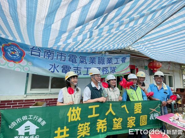 ▲市長夫人劉育菁母親節當日親赴後壁修繕現場，贈送火鶴花束與大西瓜慰勞志工與案家。（記者林東良翻攝，下同）