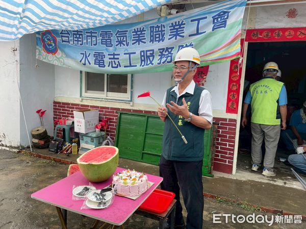 ▲市長夫人劉育菁母親節當日親赴後壁修繕現場，贈送火鶴花束與大西瓜慰勞志工與案家。（記者林東良翻攝，下同）