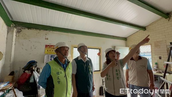 ▲市長夫人劉育菁母親節當日親赴後壁修繕現場，贈送火鶴花束與大西瓜慰勞志工與案家。（記者林東良翻攝，下同）