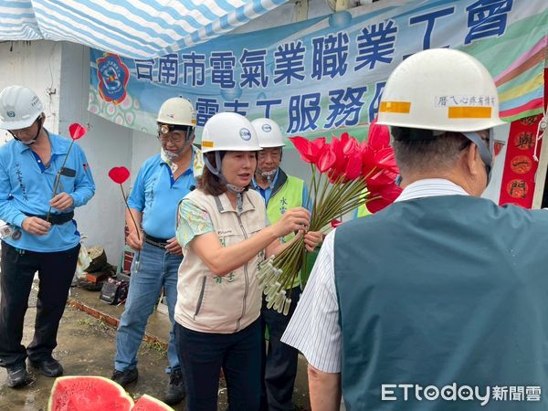 ▲市長夫人劉育菁母親節當日親赴後壁修繕現場，贈送火鶴花束與大西瓜慰勞志工與案家。（記者林東良翻攝，下同）
