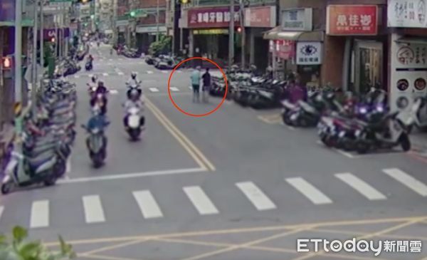 ▲▼蔡姓退休警官偷水果跑給店員追，最後被攔下，警方查扣酪梨及番茄             。（圖／記者陳以昇翻攝）