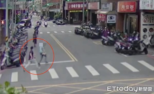 ▲▼蔡姓退休警官偷水果跑給店員追，最後被攔下，警方查扣酪梨及番茄             。（圖／記者陳以昇翻攝）