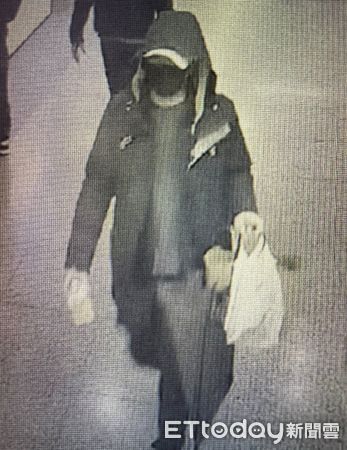 ▲羅嫌涉嫌在北市東區偷竊至少三間百貨公司高檔香水遭警方拘提到案。（圖／記者張君豪翻攝）