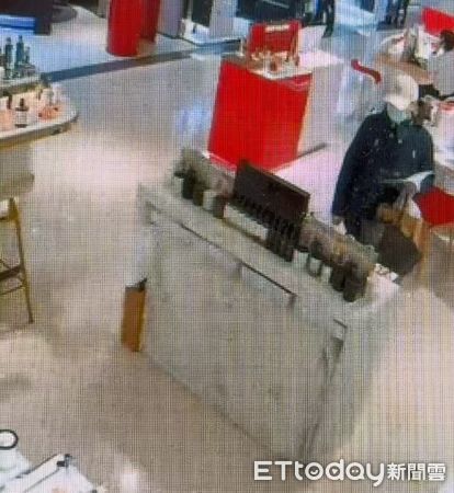 ▲羅嫌涉嫌在北市東區偷竊至少三間百貨公司高檔香水遭警方拘提到案。（圖／記者張君豪翻攝）