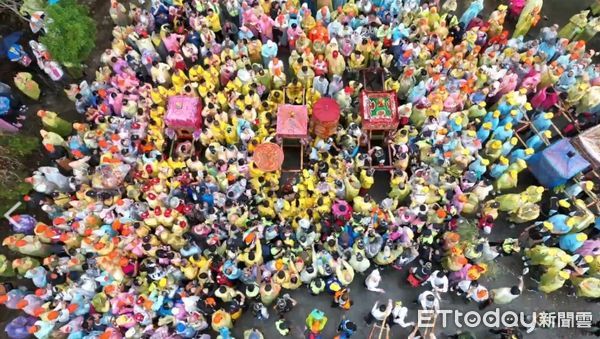 ▲▼ 白沙屯媽祖進香活動進入尾聲，今日一早行經苗栗秋茂園與山邊媽祖「分轎」，現場人潮洶湧          。（圖／拱天宮文化組提供）