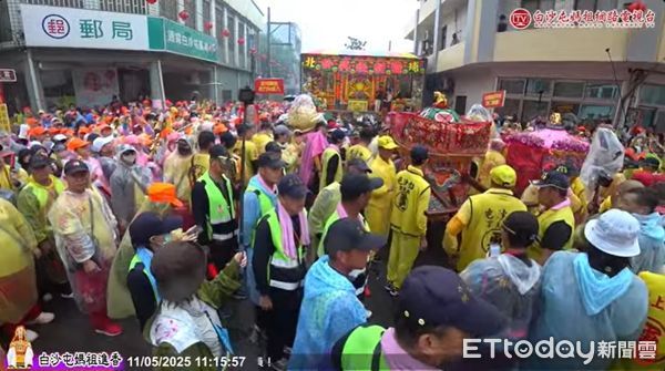 ▲▼ 白沙屯媽祖進香活動進入尾聲，今日一早行經苗栗秋茂園與山邊媽祖「分轎」，現場人潮洶湧          。（圖／拱天宮文化組提供）