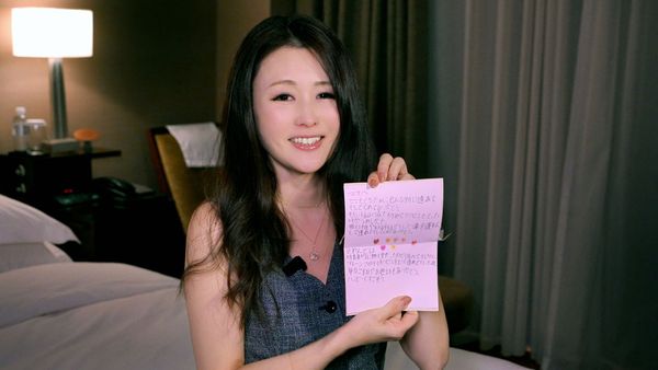 麻衣收到兒子的親筆卡片，原本笑說擔心被兒子爆料，唸完卡片不禁紅了眼眶。（鏡藝宏海提供）