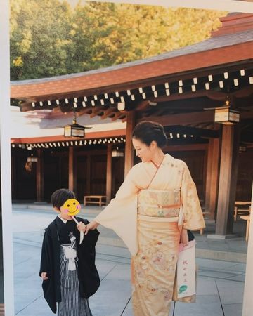 麻衣（右）與5歲兒子（左）的合照，「時間過的真快，現在鞋子的size跟我一樣大了！」（翻攝自佐藤麻衣IG）