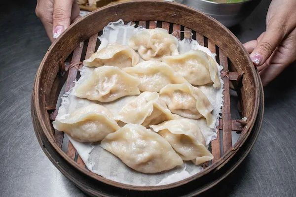 ▲▼南投蒸餃【小元寶牛肉麵】草屯美食|被牛肉麵耽誤超強蒸餃|在小弄巷擺攤的四十年老字號|連湯麵也是現點現炒有夠香|沒當地人帶路絕對會迷航。（圖／部落客美熊很愛吃授權提供）