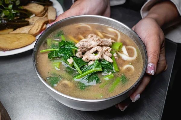 ▲▼南投蒸餃【小元寶牛肉麵】草屯美食|被牛肉麵耽誤超強蒸餃|在小弄巷擺攤的四十年老字號|連湯麵也是現點現炒有夠香|沒當地人帶路絕對會迷航。（圖／部落客美熊很愛吃授權提供）