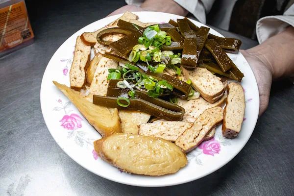 ▲▼南投蒸餃【小元寶牛肉麵】草屯美食|被牛肉麵耽誤超強蒸餃|在小弄巷擺攤的四十年老字號|連湯麵也是現點現炒有夠香|沒當地人帶路絕對會迷航。（圖／部落客美熊很愛吃授權提供）