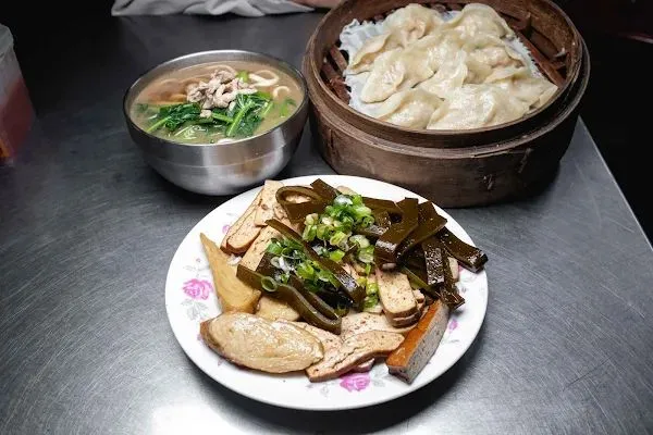 ▲▼南投蒸餃【小元寶牛肉麵】草屯美食|被牛肉麵耽誤超強蒸餃|在小弄巷擺攤的四十年老字號|連湯麵也是現點現炒有夠香|沒當地人帶路絕對會迷航。（圖／部落客美熊很愛吃授權提供）