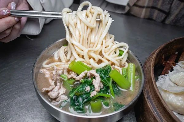 ▲▼南投蒸餃【小元寶牛肉麵】草屯美食|被牛肉麵耽誤超強蒸餃|在小弄巷擺攤的四十年老字號|連湯麵也是現點現炒有夠香|沒當地人帶路絕對會迷航。（圖／部落客美熊很愛吃授權提供）