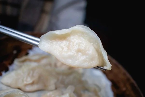 ▲▼南投蒸餃【小元寶牛肉麵】草屯美食|被牛肉麵耽誤超強蒸餃|在小弄巷擺攤的四十年老字號|連湯麵也是現點現炒有夠香|沒當地人帶路絕對會迷航。（圖／部落客美熊很愛吃授權提供）