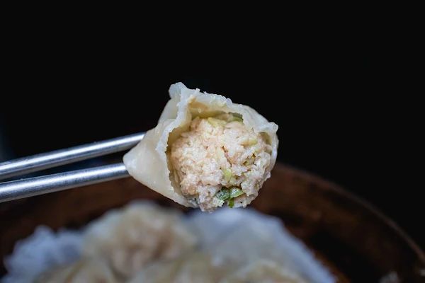 ▲▼南投蒸餃【小元寶牛肉麵】草屯美食|被牛肉麵耽誤超強蒸餃|在小弄巷擺攤的四十年老字號|連湯麵也是現點現炒有夠香|沒當地人帶路絕對會迷航。（圖／部落客美熊很愛吃授權提供）