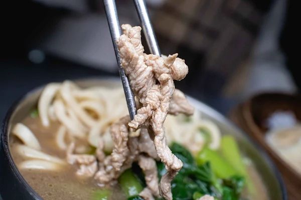 ▲▼南投蒸餃【小元寶牛肉麵】草屯美食|被牛肉麵耽誤超強蒸餃|在小弄巷擺攤的四十年老字號|連湯麵也是現點現炒有夠香|沒當地人帶路絕對會迷航。（圖／部落客美熊很愛吃授權提供）
