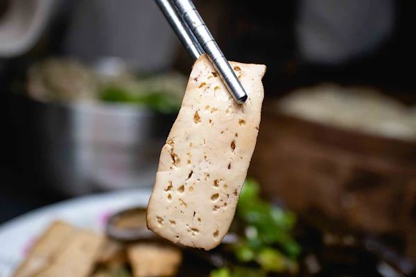 ▲▼南投蒸餃【小元寶牛肉麵】草屯美食|被牛肉麵耽誤超強蒸餃|在小弄巷擺攤的四十年老字號|連湯麵也是現點現炒有夠香|沒當地人帶路絕對會迷航。（圖／部落客美熊很愛吃授權提供）