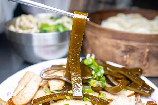▲▼南投蒸餃【小元寶牛肉麵】草屯美食|被牛肉麵耽誤超強蒸餃|在小弄巷擺攤的四十年老字號|連湯麵也是現點現炒有夠香|沒當地人帶路絕對會迷航。（圖／部落客美熊很愛吃授權提供）