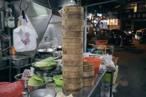 ▲▼南投蒸餃【小元寶牛肉麵】草屯美食|被牛肉麵耽誤超強蒸餃|在小弄巷擺攤的四十年老字號|連湯麵也是現點現炒有夠香|沒當地人帶路絕對會迷航。（圖／部落客美熊很愛吃授權提供）