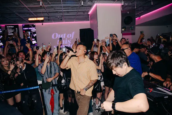 ▲▼ 頑童MJ116現身信義區快閃。（圖／本色音樂提供）