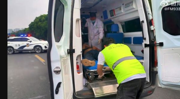 ▲▼爬電線竿偷鳥窩　陸男觸電昏迷倒掛半空中。（圖／翻攝微博）