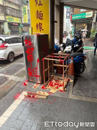 ▲北市大安區四維路紅麵線老店遭鄰居擺放潑紅漆冰箱和惡意卡片，警方傳喚當事人依涉犯恐嚇罪嫌送辦。（圖／翻攝threads）