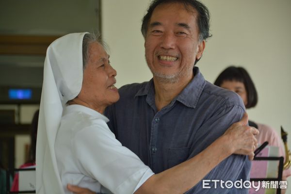 ▲溫馨母親節！療養院送花送甜點。（圖／記者楊漢聲翻攝）