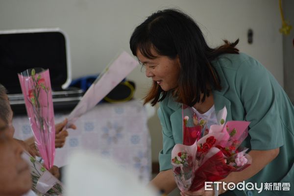 ▲溫馨母親節！療養院送花送甜點。（圖／記者楊漢聲翻攝）