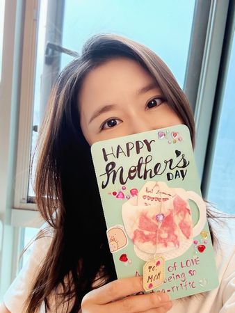 ▲8歲女兒「全英文」告白，林心如曬母親節卡片。（圖／翻攝自Instagram／loveruby_official）