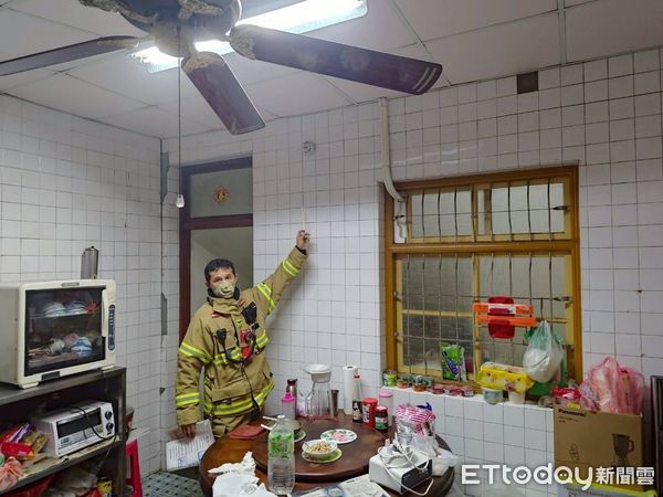 ▲台南南化透天厝煮食不慎釀火警，住警器即時發出警報，住戶成功逃生、火勢未擴大。（記者林東良翻攝，下同）