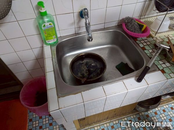 ▲台南南化透天厝煮食不慎釀火警，住警器即時發出警報，住戶成功逃生、火勢未擴大。（記者林東良翻攝，下同）