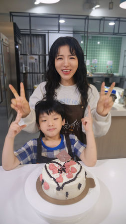 ▲▼ 丁噹攜手Energy阿弟5歲兒合力完成母親節蛋糕。（圖／相信音樂提供）