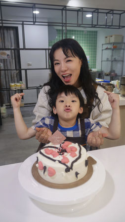 ▲▼ 做蛋糕時丁噹和豬寶合作無間。（圖／相信音樂提供）