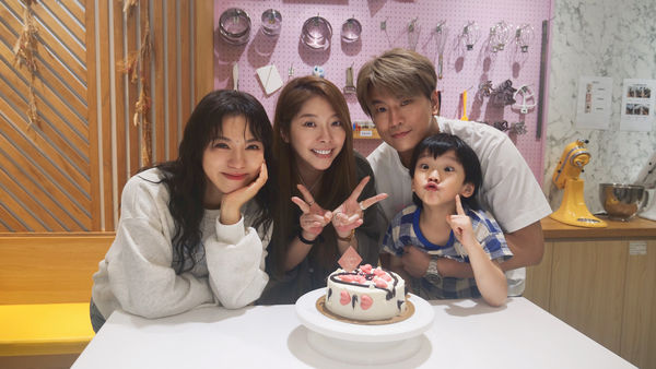 ▲▼ 丁噹攜手Energy阿弟5歲兒合力完成母親節蛋糕。（圖／相信音樂提供）