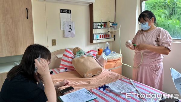 ▲基隆照服員培訓「氣道清潔技術」。（圖／記者郭世賢翻攝）