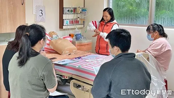 ▲基隆照服員培訓「氣道清潔技術」。（圖／記者郭世賢翻攝）