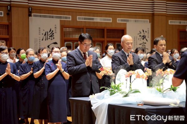 ▲黃偉哲出席安平靜思堂浴佛典禮，與民眾虔誠祈福，盼共造祥和社會。（記者林東良翻攝，下同）