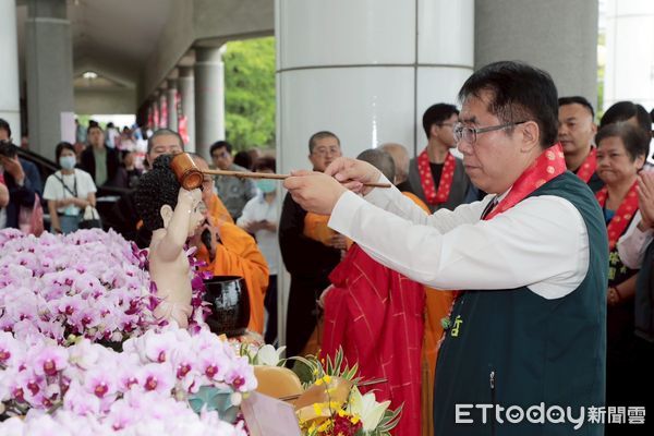 ▲黃偉哲市長於市府中庭參與佛光山南台別院舉辦浴佛大典，率隊獻花祈願，氣氛莊嚴肅穆。（記者林東良翻攝，下同）
