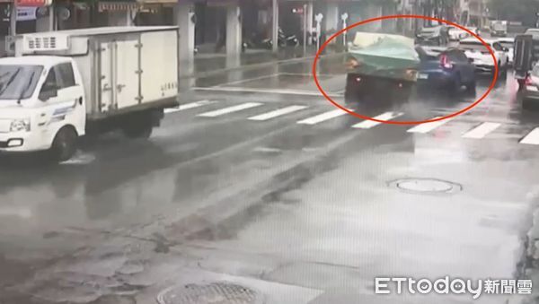 ▲▼監視器拍下事故發生撞擊瞬間，事故造成大貨車車頭受損，小客車後方毀損，車內女乘客受傷             。（圖／記者陳以昇翻攝）